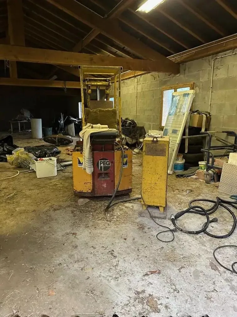 Cave encombrée avant intervention à Saint-Chamond